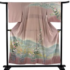 訪問着 身丈154cm 裄丈63cm S 袷 落款 草花 山並み ぼかし 薄ピンク 正絹 名品 【中古】のサムネイル