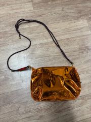 トゥーポロ オレンジ色