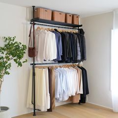 新商品 山善(YAMAZEN) 突っ張り ラック ポールハンガー ハンガーラック ダブル 棚付き 簡単設置 ワンタッチ突っ張り 縦横伸縮 幅103-160×奥行32×高さ190-260cm 収納棚 大容量 頑丈 衣類 収納 組立品 ブラック WJT-775R(