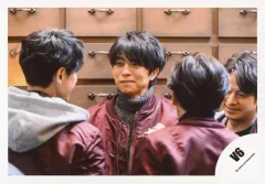 【中古】生写真(ジャニーズ) V6/井ノ原快彦/横型・バストアップ・衣装赤.黒・口閉じ・手前にメンバー/シングル「ある日願いが叶ったんだ/All For You」MV＆ジャケ写オフショット/公式生写真