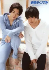 【中古】生写真(男性) 劇団Patch/松井勇歩・近藤頌利/膝上・衣装白・黒・青・座り・松井左足立て・両手交差・近藤両手重ね/「劇団ジャングル第10幕 ～関西からの刺客!劇団Patchで小倉に殴りこみ!!?」ブロマイドF