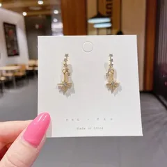 星モチーフ×ラインストーン縦揺れピアス ゴールドカラー 小粒ビジュー 上品きらめき 韓国風フェミニンデザイン デイリーからパーティーまで使える華奢ロングアクセサリー