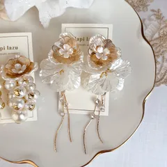 ホワイト×ゴールドフラワー 花びら 菱形カットチェーン《ピアス/イヤリング》