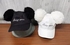 ◎I952 TOKYO Disney RESORT ミッキーマウス 耳付きポンポンキャップ 白・黒 2点セット（ｍ.ｆ）