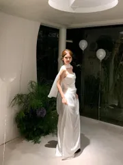 送料無料 パーティードレス ロングドレス オフショルダー サテン調 ホワイト バックリボン 成人式 結婚式 二次会 披露宴 ゲスト ウエストマーク タイトシルエット 上品 華やか エレガント 高級感 フェミニン おしゃれ ギフトラッピング