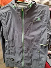 レディース ルコックスポルティフ ウィンドブレーカー WHO フード ジャケット グレー100