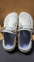 クロックス イサベラ サンダル クリーム色