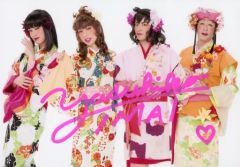 【中古】生写真(男性) ☆集合(4人)/今井靖彦直筆サイン入り・横型・膝上・着物・花柄・女装・キャラクターショット/「ミュージカル『忍たま乱太郎』第9弾再演 ～忍術学園陥落!夢のまた夢!?～」トレーディングブロマイド