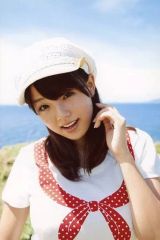 【中古】生写真(女性) AeLL./篠崎愛/バストアップ・衣装白・赤・帽子・口開け・左手上げ・海・野外・ポストカードサイズ/公式生写真