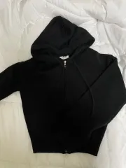 黒 クロップド ニット フード付きジップアップ/エイブリー NIKE(ナイキ) ラッシュガード BRANDI(ブランディ) ZIGZAG(ジグザグ)