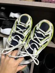 アディダス スニーカー