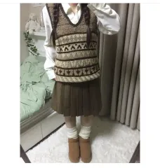 ヴィンテージトラッパーハットコーデ (ニットベスト+CHECKスカート)