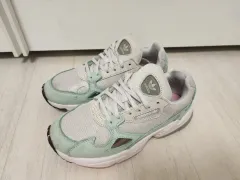 adidas(アディダス) ファルコン スニーカー (ブラック/ピンク) 着用