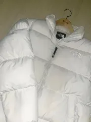 THE NORTH FACE(ザノースフェイス) Nuptse(ヌプシ) ダウンジャケット (ライトベージュ)