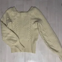 スクエアネック ケーブル編み ニット