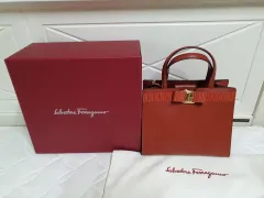 フェラガモ ヴァラ トートバッグ