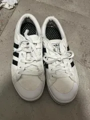 アディダス スニーカー