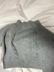 グレー ケーブル編み クロップド ニット