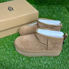 (US 7) W アグ Classic ウルトラ ミニ フラットフォーム ブーツ チェスナット