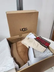 UGG(アグ) トレーナー 文字 ブーツ (チェスナット/ USA7 ）