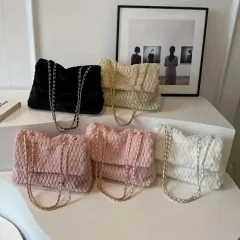 (新品) ファー チェーンショルダーバッグ 渡航可能 (ブラック/ホワイト)