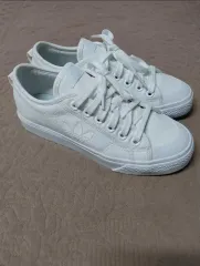 アディダス スニーカー