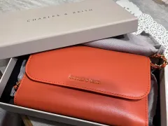 (新品)CHARLES & KEITH アンド キス チェーン ウォレットバッグ ショルダーバッグ クロスバッグ 財布 バッグ オレンジ