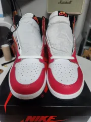 NIKE(ナイキ) ジョーダン 1 レトロ ハイ OG ライト ヒュージョン レッド 290