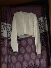 ケーブル編みクロップドニット