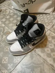 NIKE(ナイキ) ジョーダン 1 ミッド ライト スモーク グレー