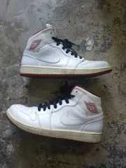 NIKE(ナイキ) エアジョーダン 1 レトロ ミッド 白 ジムレッド
