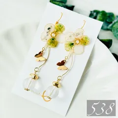 新作【538】フラワー 蝶々 グリーン イエロー ホワイト 春 ハンドメイド ピアス イヤリング ディップアート ディップフラワー アメリカンフラワー ワイヤーフラワー 揺れる キラキラ 大ぶり 大人可愛い ドライフラワー ラメ