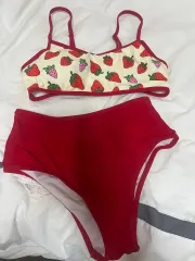 イチゴ ビキニ