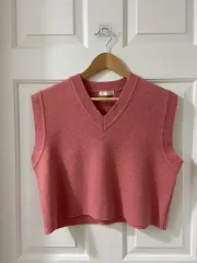 ピンクニットベスト
