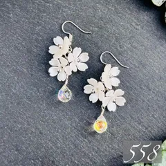 新作【558】ハンドメイド ピアス イヤリング 春物 桜 フラワー 花びら ホワイト シルバー ロジウム 金具