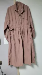 ハイネック シャカシャカ素材 ONE PIECE です。ウエストシャーリング があるので Free! サイズ 可能だと思います。