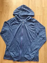 季節の変わり目薄いアウター