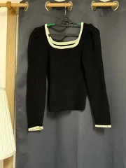 黒 スクエアネック ニット