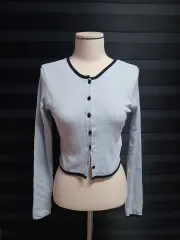 新品) ライトブルー くるみボタン クロップド カーディガン