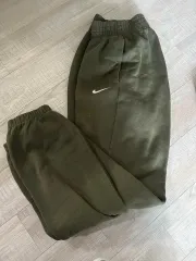 NIKE(ナイキ) 裏起毛 ジョガーパンツ カーキ