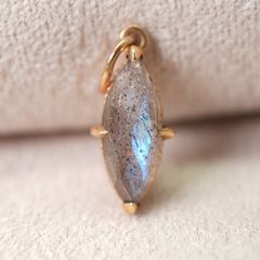 新品同様♡アガット リバーシブル ラブラドライト/白蝶貝 チャーム