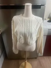 クロップド ケーブル編み ニット