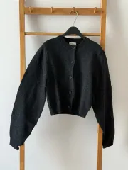 (新品) ムン・スア Maris Button Cardigan チャコール
