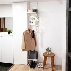 数量限定 スリム ハンガーラック 玄関 収納 省スペース ラック (棚/パネル/ハンガーバー付) マグネット使用可 幅32×奥行28×高さ200-260cm 突っ張り かばん置き コートハンガー 組立品 山善(YAMAZEN) ホワイト/マットホワイト RGT