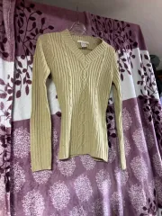 ケーブル編みVネックニット