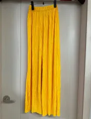 黄色 プリーツ パンツ