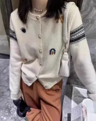 未着用/新品 ラウンド 刺しゅうポイント ゴールドボタン ニット カーディガン