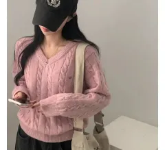 ケーブル編み Vネックニット