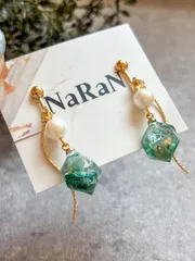 654≫ 煌めく天然石を閉じ込めて：グリーンの多面体レジンイヤリング（ネジバネ式）