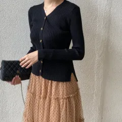 と Vネック リブ ボタン スリム カーディガン (ブラック)